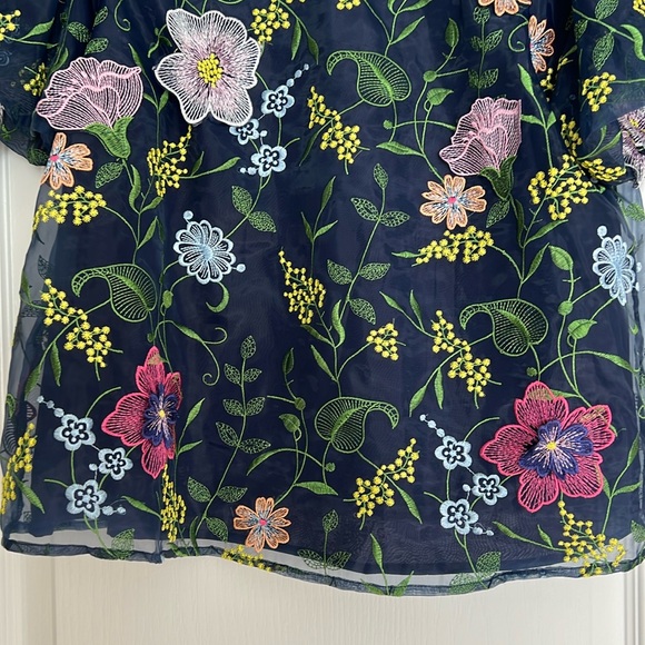 Size M Crown & Ivy Embroidered Appliqué Floral Colorful Navy Puff Sleeved Top - Picture 4 of 4